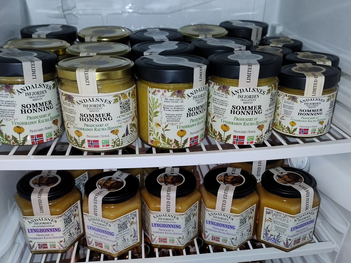 Shelves stocked with finished jars of Rauma Honning Sommerhonning and Lynghonning
