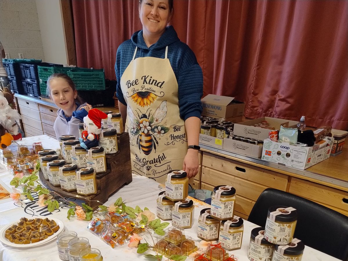Selling Rauma Honning jars, honeycomb pieces and honey-drizzle tasting bites at a local market stand